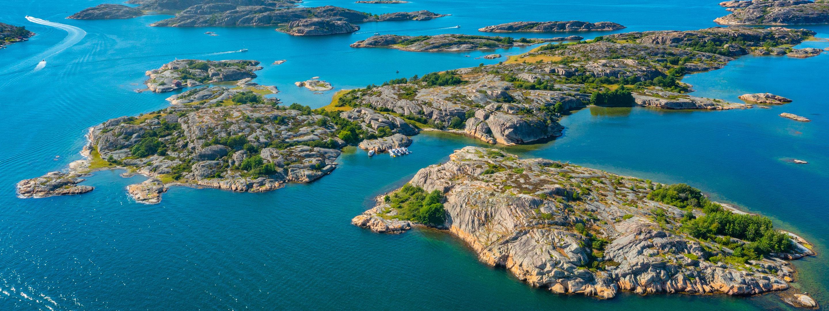 Person hviler ved hytte, skogsmiljø