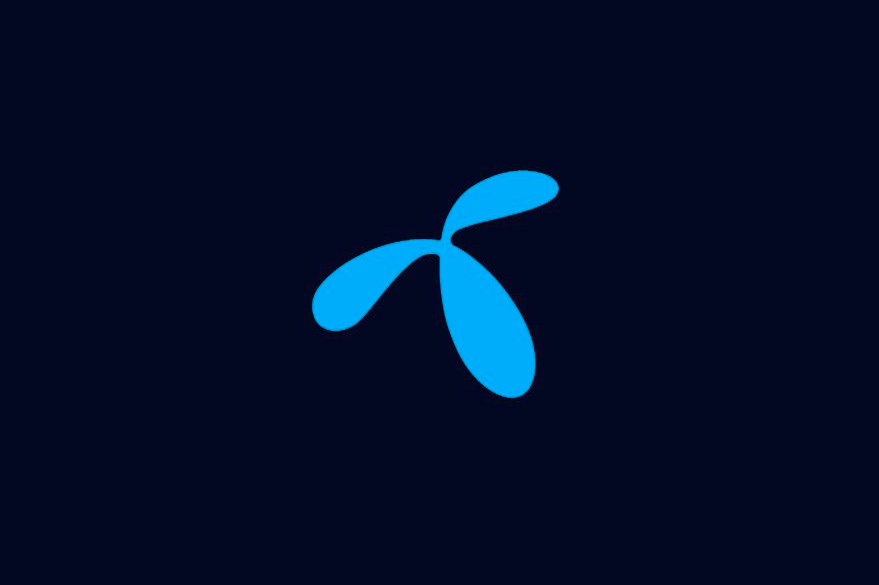 Blått logo på mørkeblå bakgrunn
